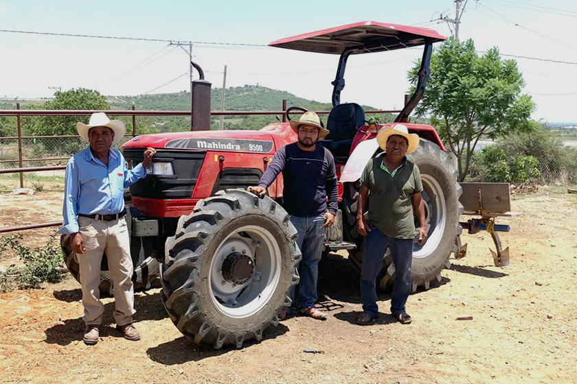Productores agrícolas de San José del Progreso, posan con el tractor entregado por parte de Minera Cuzcatlán