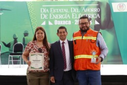 Personal de Minera Cuzcatlán y representante de CFE entregando reconocimiento