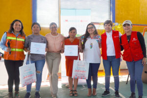Mujeres de la comunidad de San José del Progreso junto con personal de Minera Cuzcatlán entregando certificados