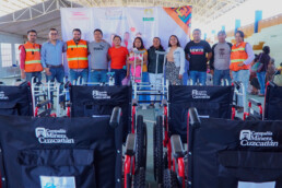 Personal de Minera Cuzcatlán y pobladores de San José del Progreso recibiendo sillas de ruedas durante la Jornada de Salud